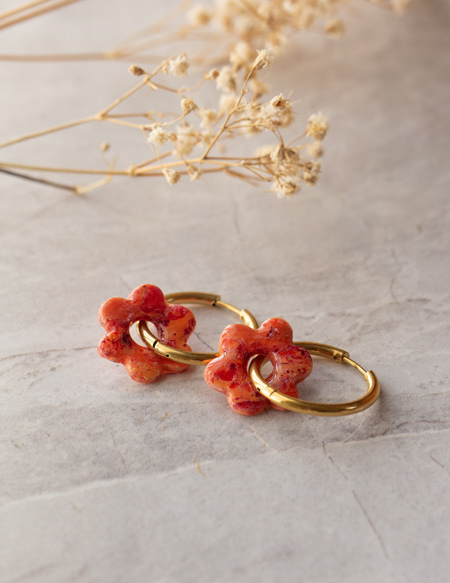 Boucle-d-oreille_fleur_orange_ete_fimo Anneaux fleur polymere résine cornaline orange acier inoxydable rouge